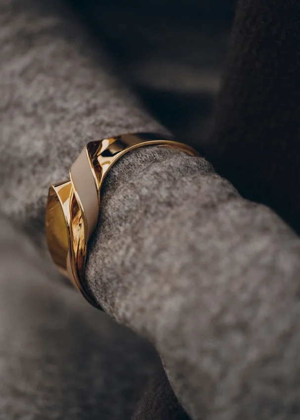 Bracciale a cuffia Éole in pelle color taupe