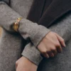 Bracciale a cuffia Éole in pelle color taupe