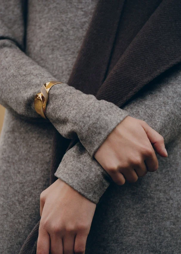 Bracciale a cuffia Éole in pelle color taupe
