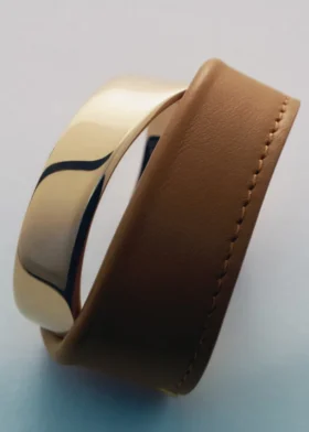 Bracciale Ormé, edizione placcata in oro con pelle color cammello