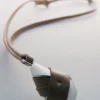 Ciondolo Ormé, edizione in argento rodiato con pelle color taupe
