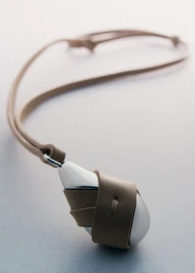 Ciondolo Ormé, edizione in argento rodiato con pelle color taupe