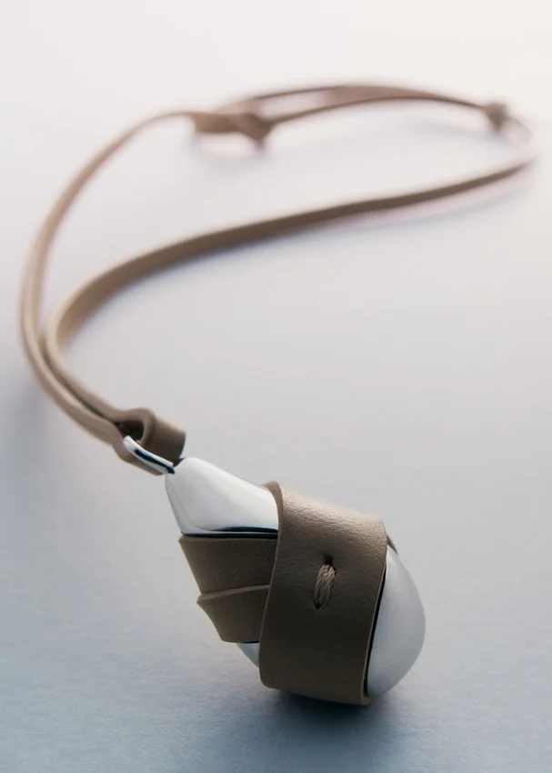 Ciondolo Ormé, edizione in argento rodiato con pelle color taupe