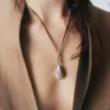 Ciondolo Ormé, edizione in argento rodiato con pelle color taupe