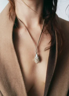 Ciondolo Ormé, edizione in argento rodiato con pelle color taupe