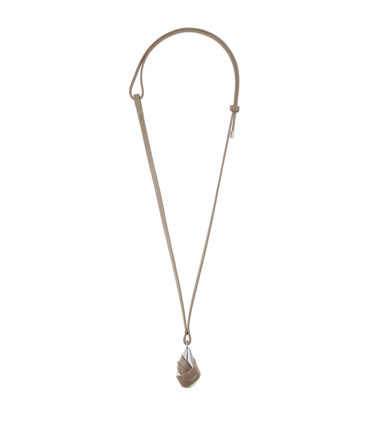 Ciondolo Ormé, edizione in argento rodiato con pelle color taupe