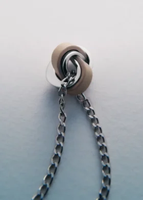Collana Ormé Edition in argento rodiato con pelle color taupe