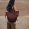 Cyme Tote Edition in ciliegio nero testurizzato