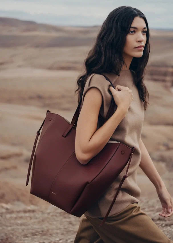 Cyme Tote Edition in ciliegio nero testurizzato