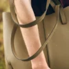 Cyme Tote Edition, oliva fumé testurizzata