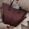 Cyme Tote Nano Edition in ciliegio nero testurizzato