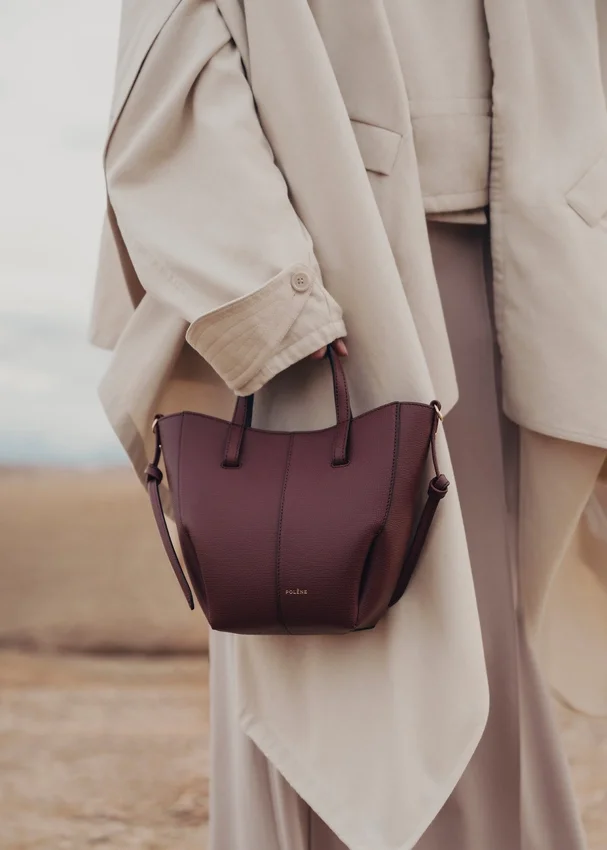 Cyme Tote Nano Edition in ciliegio nero testurizzato