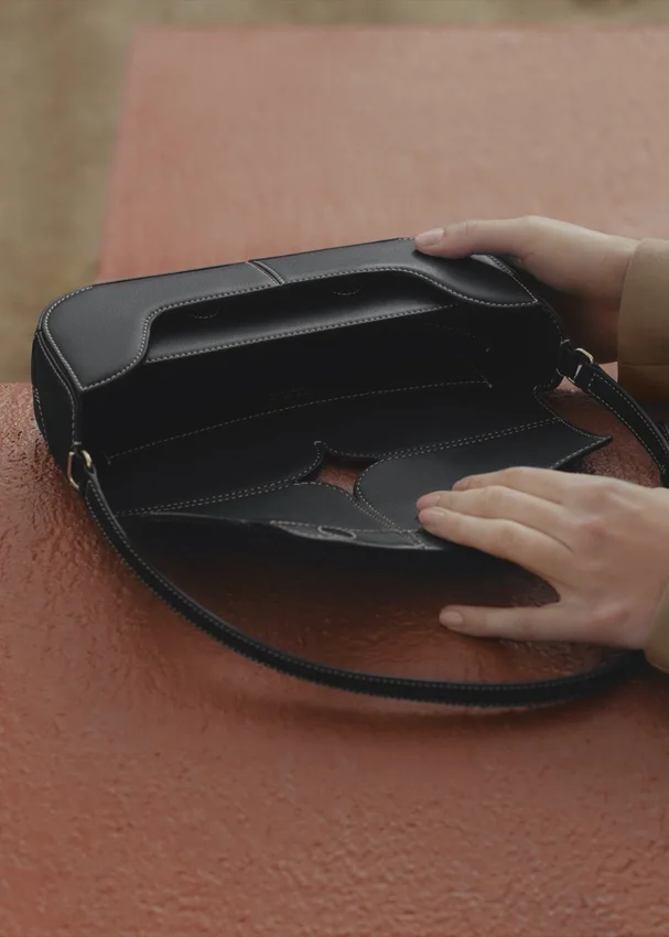 Edizione Osmo Nero Liscio con Cuciture Ecru