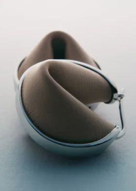 Orecchini a cerchio Ormé, edizione in argento rodiato con pelle color taupe