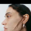 Orecchini a cerchio Ormé, edizione in argento rodiato con pelle color taupe