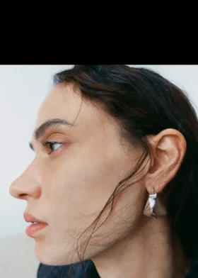 Orecchini a cerchio Ormé, edizione in argento rodiato con pelle color taupe