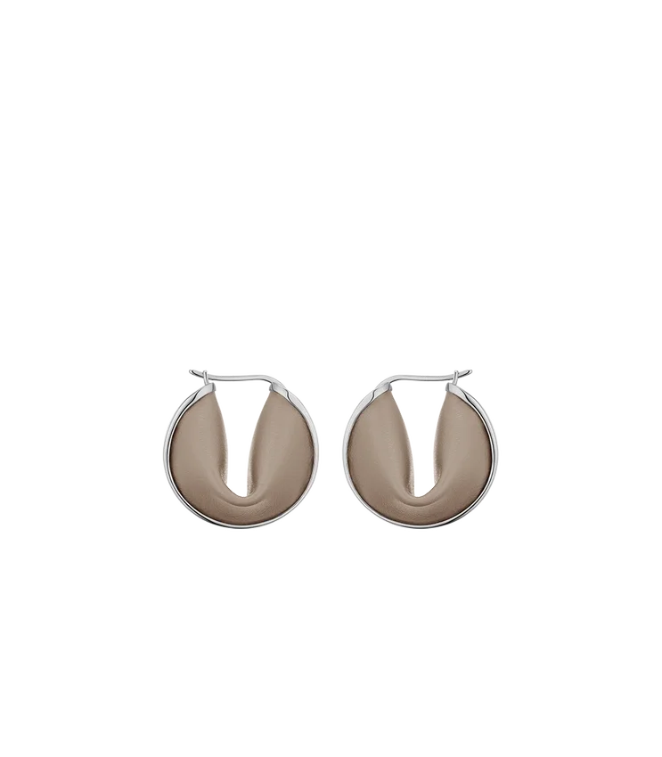 Orecchini a cerchio Ormé, edizione in argento rodiato con pelle color taupe
