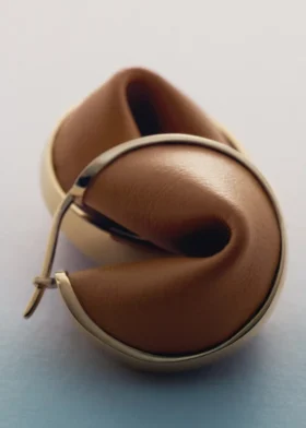 Orecchini a cerchio Ormé, edizione in oro placcato con pelle color cammello