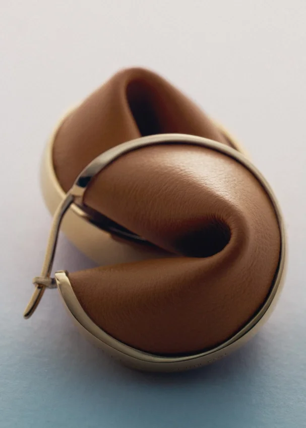 Orecchini a cerchio Ormé, edizione in oro placcato con pelle color cammello