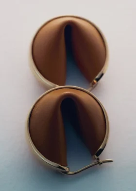 Orecchini a cerchio Ormé, edizione in oro placcato con pelle color cammello