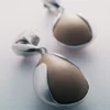 Orecchini Ormé, edizione in argento rodiato con pelle color taupe