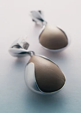 Orecchini Ormé, edizione in argento rodiato con pelle color taupe