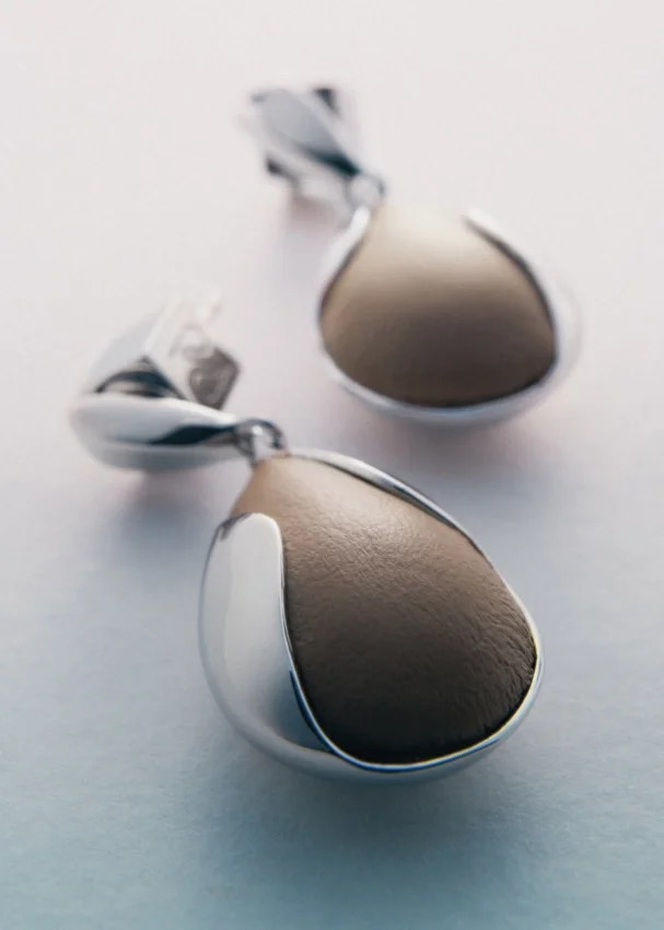 Orecchini Ormé, edizione in argento rodiato con pelle color taupe