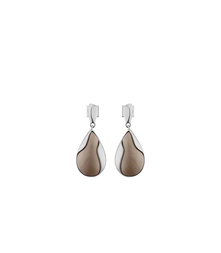 Orecchini Ormé, edizione in argento rodiato con pelle color taupe