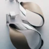Orecchini pendenti Ormé, edizione in argento rodiato con pelle color taupe