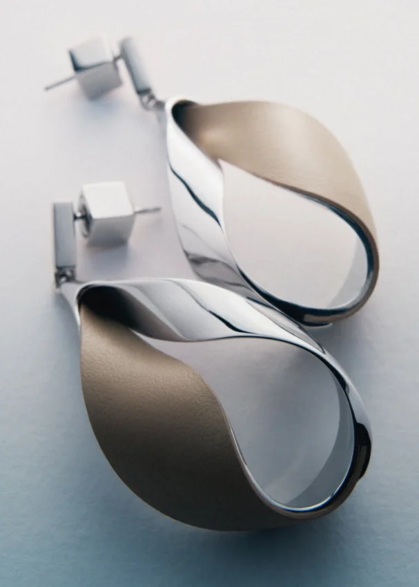 Orecchini pendenti Ormé, edizione in argento rodiato con pelle color taupe