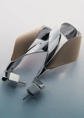 Orecchini pendenti Ormé, edizione in argento rodiato con pelle color taupe