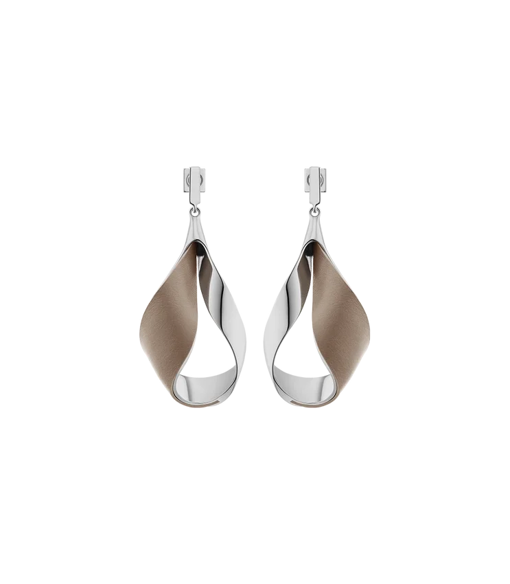 Orecchini pendenti Ormé, edizione in argento rodiato con pelle color taupe