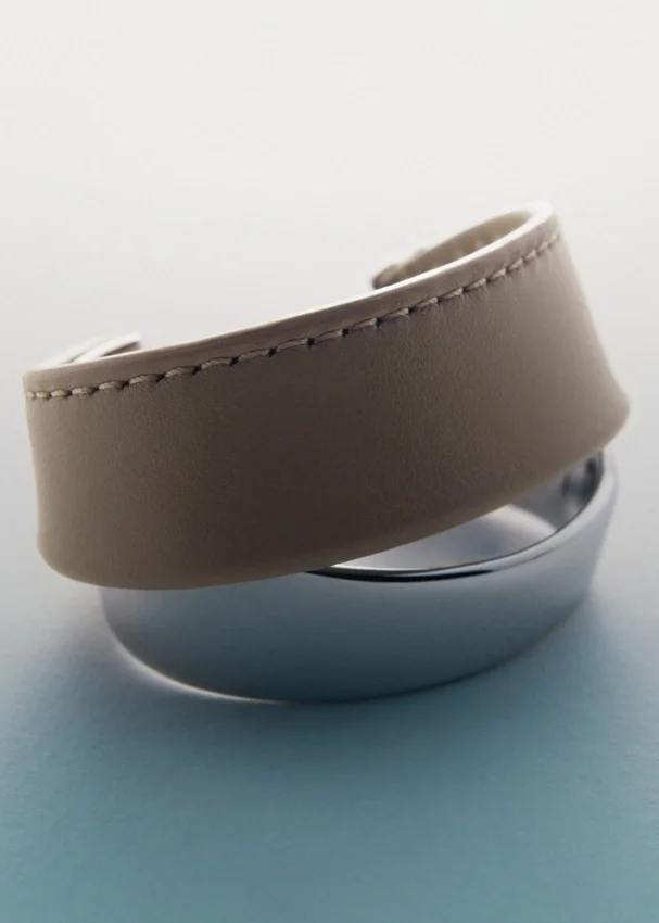 Ormé Cuff Edition Argento rodiato con pelle color taupe